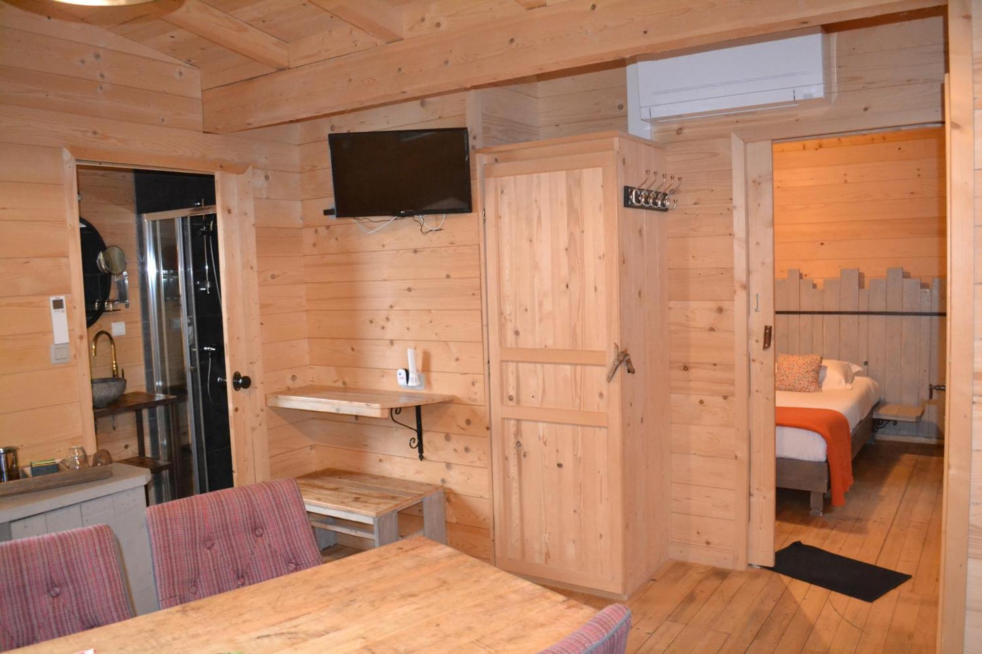 Les Cabanes Dans Les Bois Logis Hotel Villedubert Exterior foto