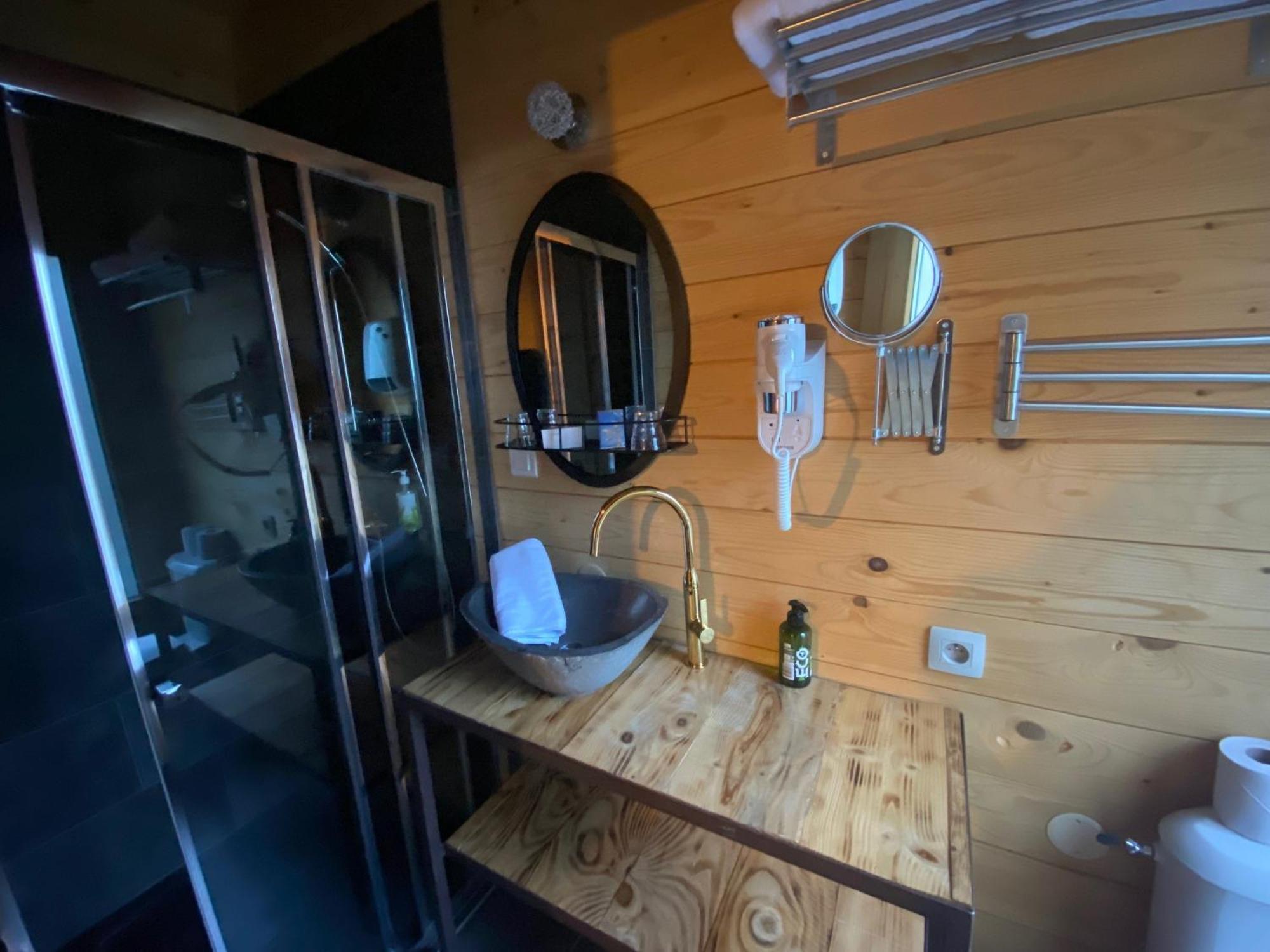 Les Cabanes Dans Les Bois Logis Hotel Villedubert Exterior foto