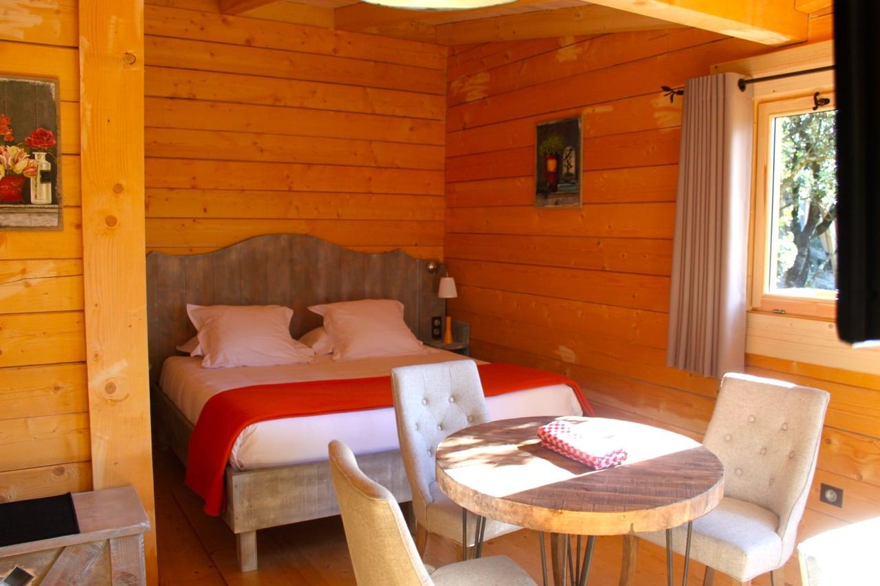 Les Cabanes Dans Les Bois Logis Hotel Villedubert Quarto foto