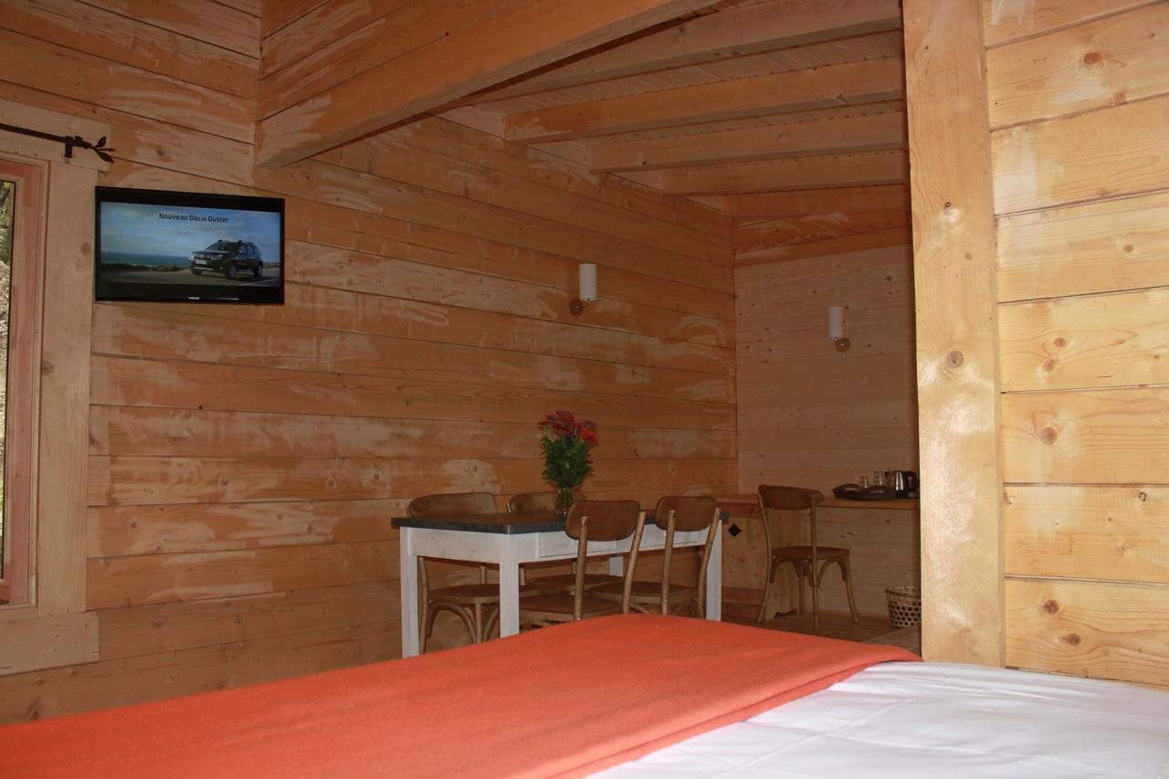 Les Cabanes Dans Les Bois Logis Hotel Villedubert Quarto foto